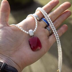 Parelcollier met zilveren hanger en fuchsia kristal Heide Heinzendorff