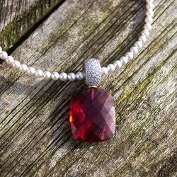 Parelcollier met zilveren hanger en fuchsia kristal Heide Heinzendorff