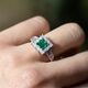 Witgouden ring met smaragd en diamanten