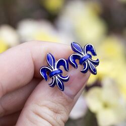 Zilver oorbellen met Franse Lelie in donkerblauw emaille