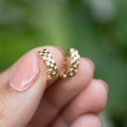 Gouden oorringen met vierkante schakels