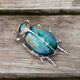 Saturno zilveren kever scarabee met blauw geel en groen emaille