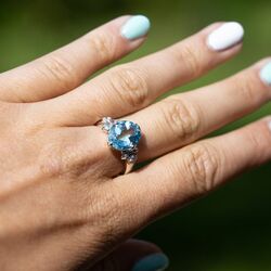 Zilveren ring met blauw topaas en pareltjes