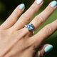 Zilveren ring met blauw topaas en pareltjes