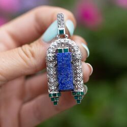Zilveren hanger boog met rechthoekig lapis lazuli en vierkante groene gaatjes