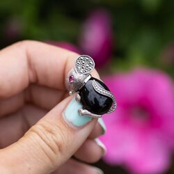 Zilveren broche muis met edelstenen