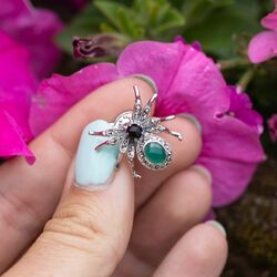 Spin met onyx en groen agaat met pin sluiting
