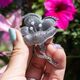 Zilveren bloem broche met vakmanschap vervaardigd, een waar kunstwerk dat de schoonheid van de natuur en de elegantie van sierad