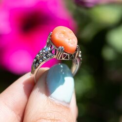 Zilveren ring met gezicht in koraal