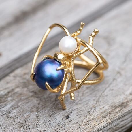 1e gehalte verguld zilveren spinring met donkerblauwe mabe parel en witte zoetwaterparel