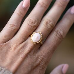 Goudverguld zilveren ring met camee gezichtje in koraal van Zilveren.rnl