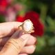 geelverguld zilveren ring met koraal camee met gezichtje