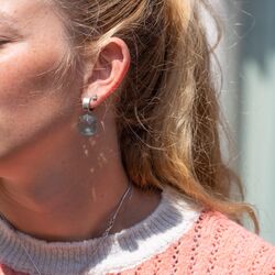 Heide Heinzendorff rosé aanhangers vierkant blauw