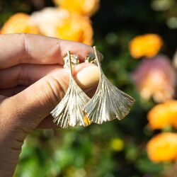Verguld zilveren oorstekers met Ginkgo bladontwerp van Bruno da Rocha