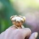 Prachtige vergulde ring in de vorm van een chrysant met barokke parel.