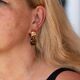 Heide Heinzendorff rosé vergulde brede zilveren creolen Mimi met tabakbruine aanhangers
