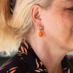 Heide Heinzendorff verguld zilveren Nora creolen getoond met koraalrode aanhangers