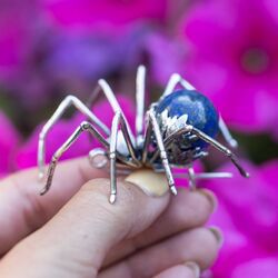 Zilveren spinbroche met witte parel en lapis lazuli, gemaakt door Bruno da Rocha