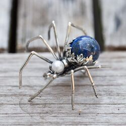 Zilveren spinbroche met witte parel en lapis lazuli, gemaakt door Bruno da Rocha