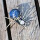 Hoogwaardige 1e gehalte zilveren spinbroche met parel en lapis lazuli, nieuw en gecertificeerd