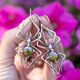 Prachtige lange oorhangers met spinmotief en bolle olijfgroene zirkonia