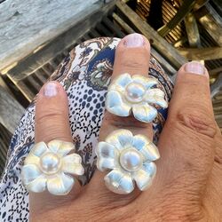 Zilveren bloemen ring gematteerd witte parel