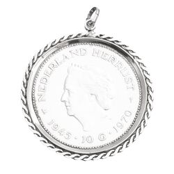 Zilveren hanger met een zilveren tien gulden munt 1945-1970 viering bevrijding Nederland