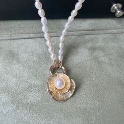 Leoni geelgouden hanger bloem met parel