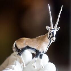 Saturno zilveren Oryx spiesbok met emaille vrouw klein