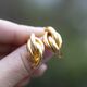 Grote 8 karaat gouden oorstekers gevlochten ronde buizen