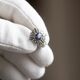 Goud met zilveren oorstekers bezet met kyaniet en diamant