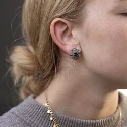 Goud met zilveren oorstekers bezet met kyaniet en diamant