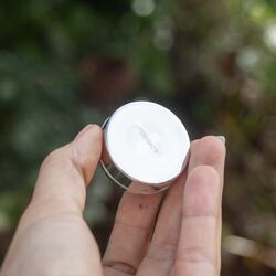 Rond zilveren tandendoosje met een afbeelding van een kies met de tekst My first Tooth, direct graveren