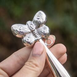 Zilveren rammelaar bewerkte vlinder op handvat direct graveren
