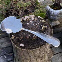 Antieke zilveren pasteischep met fraaie gravering van onder andere een meanderrand gemaakt in Shoonhoven in 1876