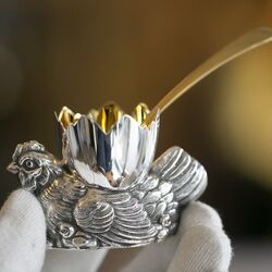 Zilveren eierdop kip met kuikens verguld zilver lepeltje