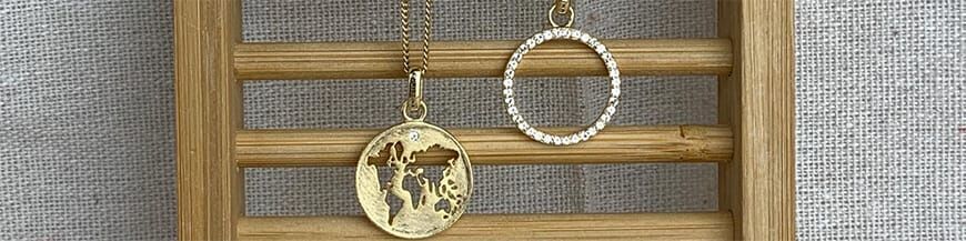 Christina hangers en colliers