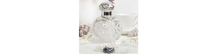 Gouden parfumflesjes