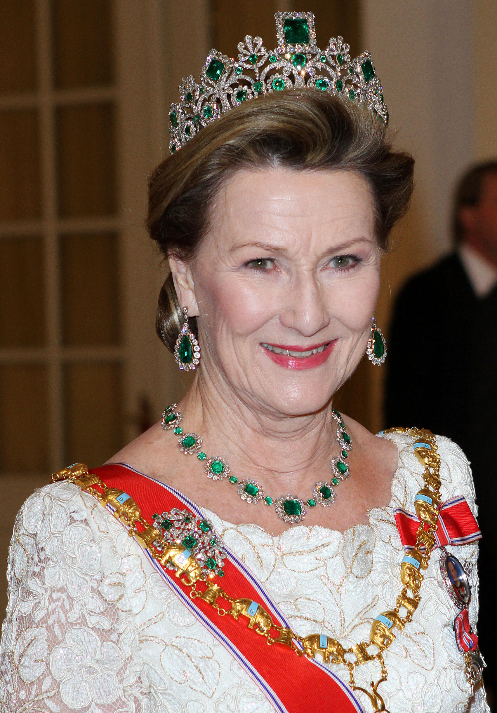 Koningin Sonja met een diamant en smaragden 