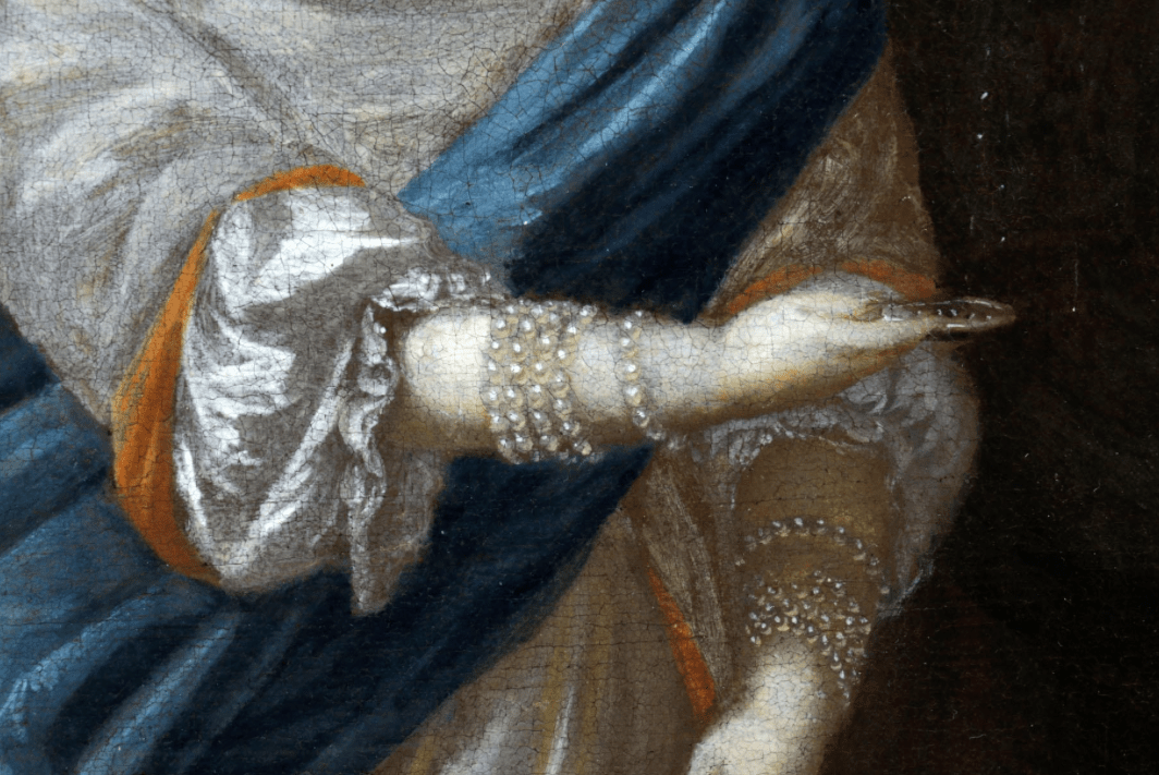 Detail van een geschilderde arm vol met parels Kennisbank Zilver.nl