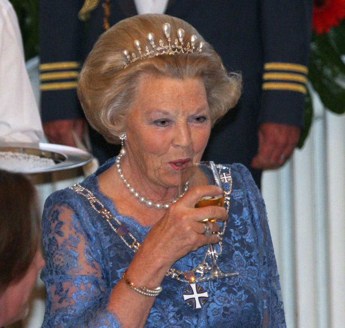 Koningin Beatrix met de vier ovale parels van Amalia van Olmst in het diadeem