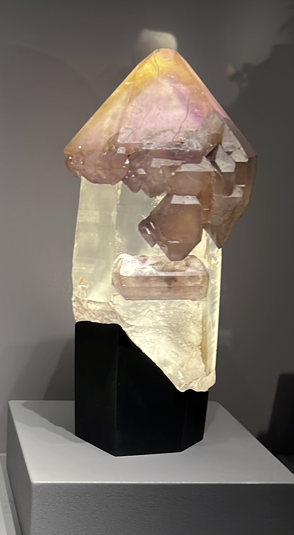 Stuk quartz edelsteen prive foto edelsteenmuseum Parijs