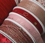 sieraden,  zilver en kraamcadeaus feestelijk verpakt